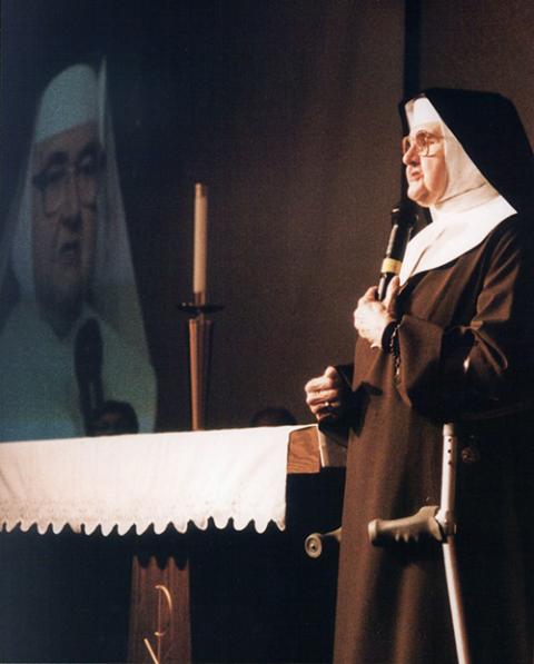 Mother Angelica, the founder of the Eternal Word Television Network, speaks at the Call to Holiness conference in Detroit in 1997. (CNS/Michigan Catholic/Robert Delaney)