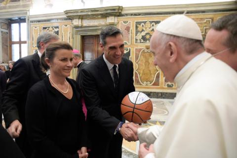 ope Francis greets Jay and Patricia Wright during a private audience with a delegation from Villanova University at the Vatican April 14. Jay Wright, coach of the Villanova University men's basketball team, presented the pope with a basketball signed by the players who won the 2018 NCAA tournament. (CNS photo/Vatican Media) See POPE-VILLANOVA April 16, 2018.