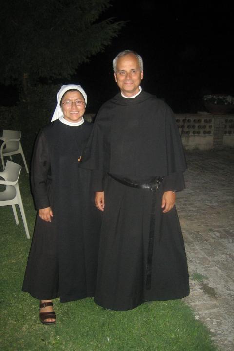 Hna. Marlene Quispe, autora, junto a monseñor Robert Prevost Martínez, ahora papa León XIV, en Montefalco, Italia, durante una celebración de santa Clara de Asís durante el 2009. (Foto: cortesía Marlene Quispe, OSA)