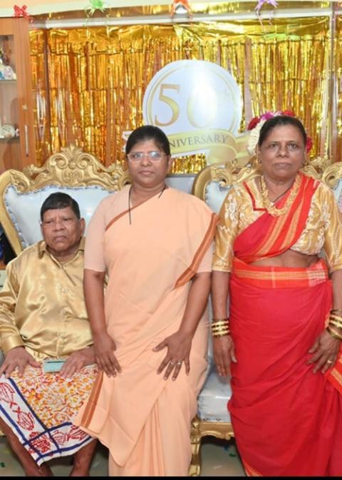 La Hna. Rexilla Raymond junto a sus padres con motivo de las bodas de oro de ellos , el 26 de febrero de 2025. (Foto: cortesía Rexilla Raymond)