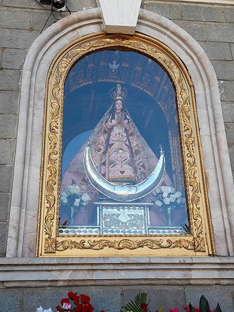 Virgen de la Puerta in Otuzco, Peru (Wikimedia Commons/Mansoncc)