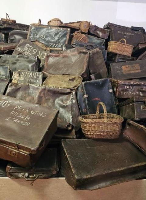 Equipaje marcado con nombres y direcciones en Auschwitz.  (Foto: Maryann Agnes Mueller)