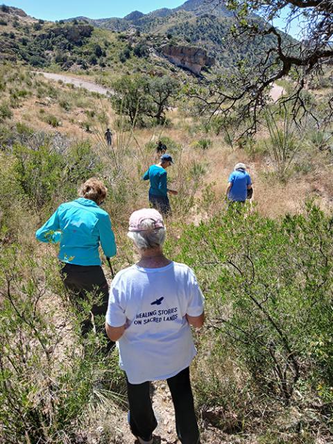 La Hna. Diana De Bruin, de la Congregación de San Francisco de Asís, Milwaukee [Estados Unidos], y la hermana dominica Gemma Doll con otras personas repartiendo agua y comida en el desierto de Sonora, cerca de Arivaca, Arizona. (Foto: cortesía Kino Border Initiative).
