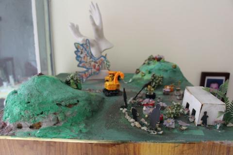 Un diorama representa La Escombrera, transformada en un lugar de vida y memoria. (Foto: Tracy L. Barnett)