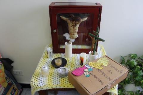 Un 'botiquín de memorias contenidas', creado en un taller de sanación, reúne ungüentos, pastillas y vendajes simbólicos etiquetados con palabras como 'verdad', 'justicia' y 'reparación'. (Foto: Tracy L. Barnett)