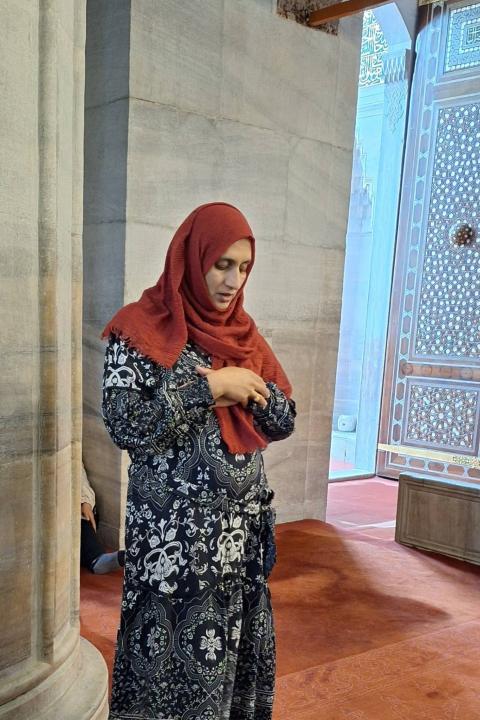 Una mujer musulmana reza en la Mezquita Azul, en Estambul, Turquía. (Foto: cortesía Magda Bennasar) 