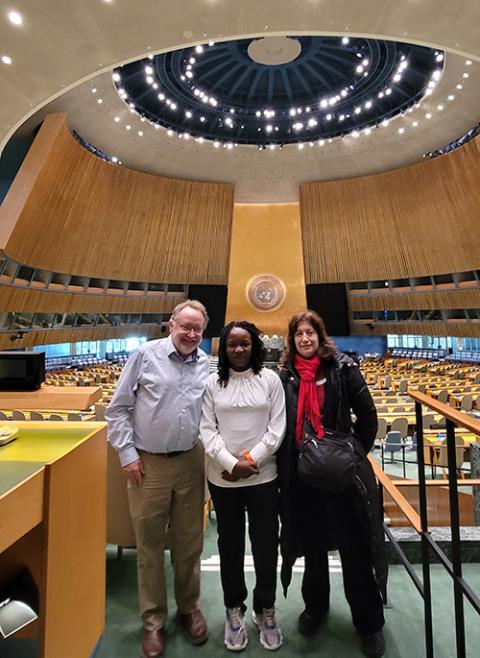 Chris Herlinger, corresponsal internacional de GSR, Doreen Ajiambo, corresponsal regional para África y Oriente Medio, y Gail DeGeorge en el edificio de las Naciones Unidas en diciembre de 2022. (Foto: cortesía Gail DeGeorge)