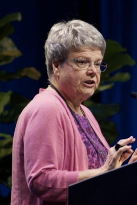 Hna.  Kathy Brazda —de las Hermanas de San José— ofrece su discurso presidencial el 13 de agosto en la asamblea de LCWR en Atlanta, EE. UU., que incluyó referencias  sobre cómo su cáncer transformó su visión y práctica del liderazgo. (Foto: GSR/Dan Stockman)