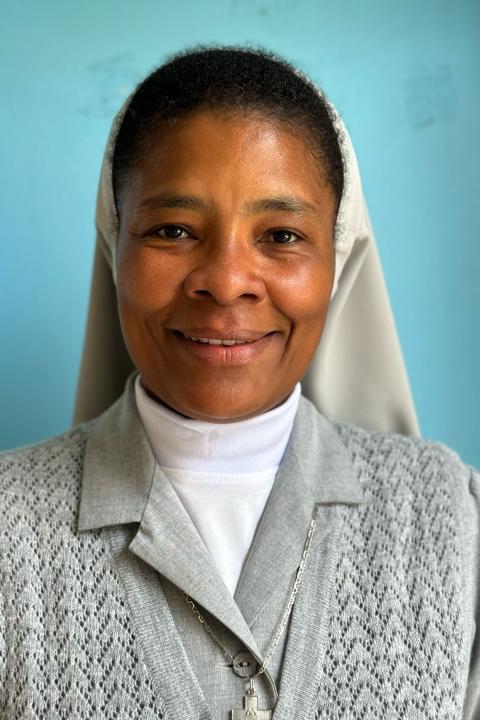 La Hna. Blanca Meza, de la Congregación Hermanas Misioneras de María Inmaculada y Santa Catalina de Siena en Colombia, posa para una foto el 24 de noviembre del 2024 en Córdoba, Argentina. Meza compartió con religiosas y religiosos algunas de las dificultades relacionadas con el racismo que católicos afrocolombianos, y otros, enfrentan como miembros o aspirantes a la vida religiosa. (Foto: GSR/Rhina Guidos)  