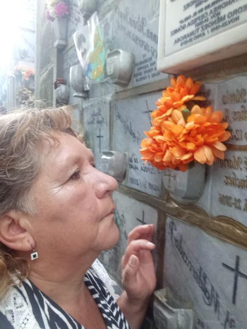 Cecilia Arenas dedica un momento de silencio frente al nicho funerario de su hermano Mario Alexánder Arenas. (Foto: cortesía Cecilia Arenas)