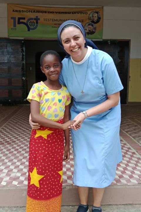 Carolina Lizarraga saluda a una niña después de la misa dominical en la parroquia Santo Antonio, en la arquidiócesis de Maputo, Mozambique, el 27 de abril de 2025. (Foto: cortesía Hna. Edeltrudis Reli, SSpS)
