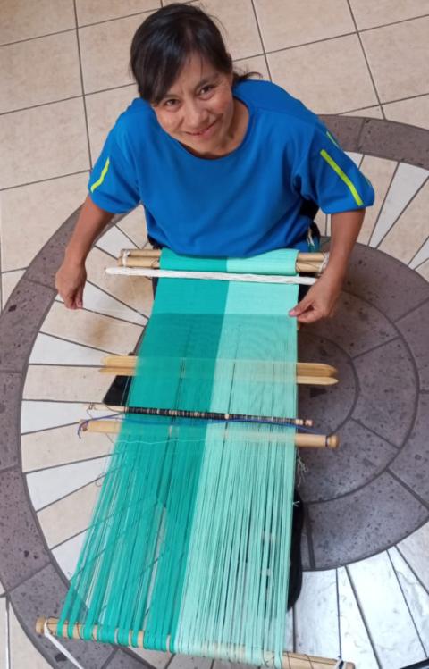 Lourdes Munguía trabaja en un telar de cintura. (Foto: cortesía Lourdes Munguía)