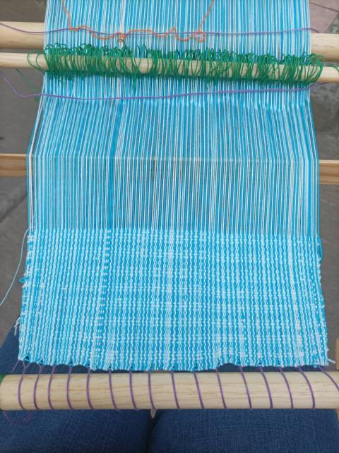 Hilos azules entretejidos en el telar de Munguía. (Foto: cortesía Lourdes Munguía)