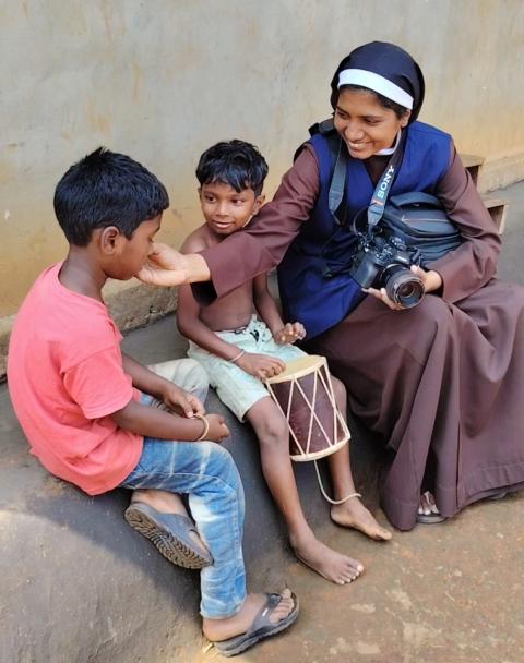La hermana Lismy Parayil interactúa con los niños mientras sostiene su cámara. (Foto: cortesía Lismy Parayil)