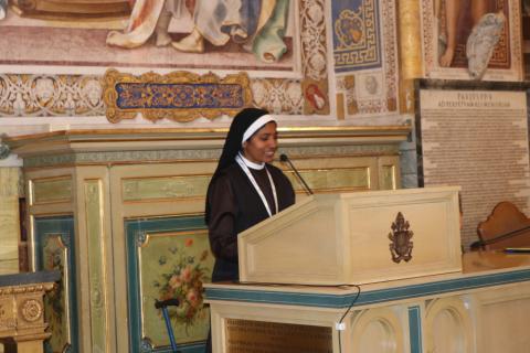 La Hna. Lismy Parayil, CMC, habla al público sobre su experiencia como cineasta en la Conferencia Global del Jubileo, durante el Jubileo del Mundo de las Comunicaciones, en Roma, del 24 al 26 de enero de 2025. (Foto: cortesía Lismy Parayil)