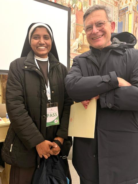 La Hna. Lismy Parayil, CMC, y el Dr. Paolo Ruffini, prefecto del Dicasterio para la Comunicación del Vaticano, en la Conferencia Global del Jubileo, parte del Jubileo del Mundo de las Comunicaciones, en Roma, del 24 al 26 de enero de 2025. (Foto: cortesía Lismy Parayil)