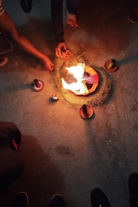 Hermanas reunidas en comunidad encienden un fuego como símbolo de la fuerza del Espíritu en la nueva misión que inician. (Foto: Vuelo en V)