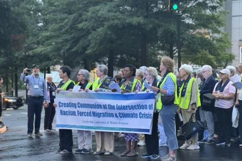 "Creando comunión en la intersección del racismo, la migración forzada y la crisis climática", así se lee —al traducir del inglés— el mensaje en la pancarta que sostenían las hermanas católicas antes de iniciar la peregrinación por el centro de Atlanta, Estados Unidos, el 14 de agosto, durante la asamblea de la LCWR. (Foto: GSR/Helga Leija)