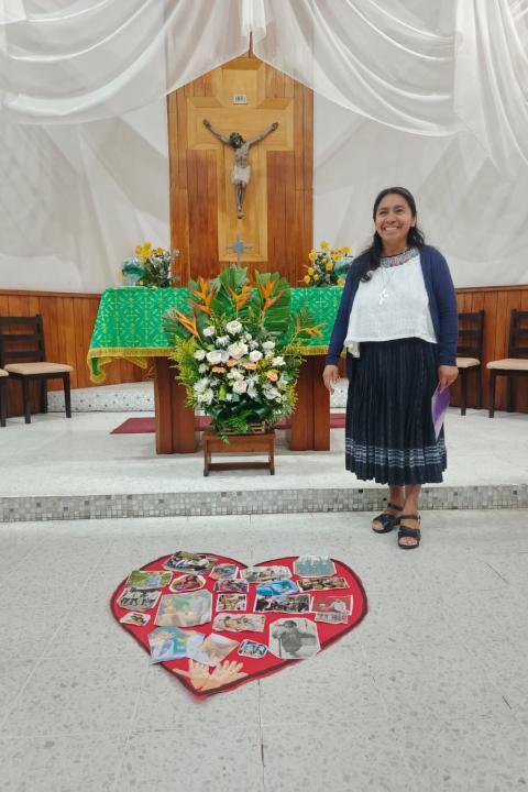 La Hna. Dora Tupil muestra un corazón de fieltro rojo con fotografías de familias, elaborado durante una actividad con niños del Sagrado Corazón de Jesús, el 26 de junio de 2025, en Ciudad de Guatemala. (Foto: Hna. Dora Tupil)