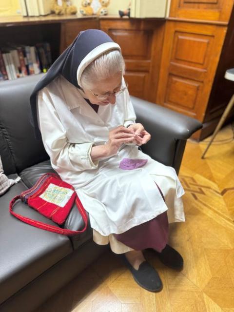 Sr. María Celina Mota Campos, of the Order of the Incarnate Word and Blessed Sacrament, crochets a tissue holder Nov. 1 in Mexico City.