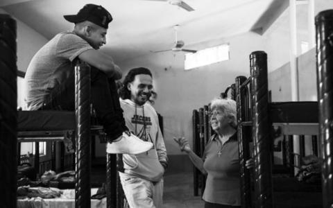 La Hna. María Elena Cordero Duarte visita a los migrantes varones en su habitación de literas en el Albergue Hermanos en el Camino de Ixtepec, México. Los hombres y las mujeres tienen habitaciones separadas.