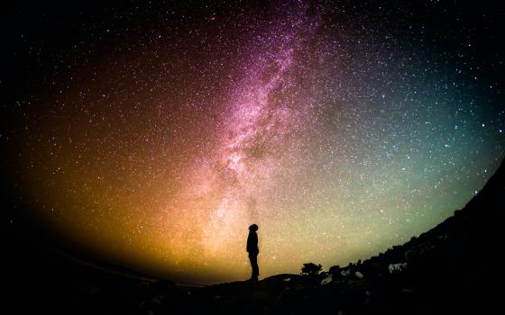 Cosmos y vida humana. (Foto: Unsplash/Greg Rakozy)