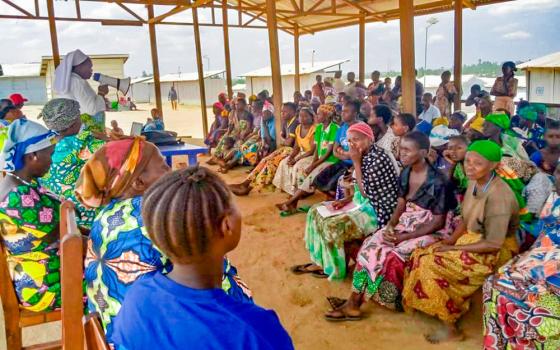 Servant of Jesus Sr. Angèle Gapio addresses refugees on the border of Uganda and the Democratic Repulic off Congo border (Courtesy of Dieu Donne, Pax Christi International.)