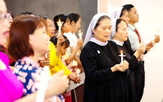 Sr. Scholastica Tran Thanh Thuy (first from left) and other sisters lead a prayer session attended by couples on July 26. 
