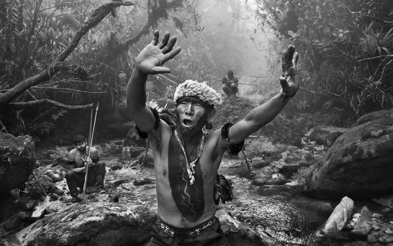 A Yanomami shaman converses with spirits before climbing Mount Pico da Neblina in 2014 in Amazonas state, Brazil. (© Sebastião Salgado/Contrasto)