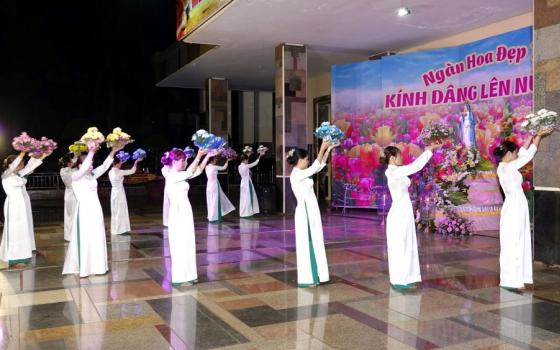 Vietnamese parishioners of Thai Xuan parish, Xuan Loc Diocese, offer flowers to Our Lady in May. (Nguyen Thi Phuong Lan)