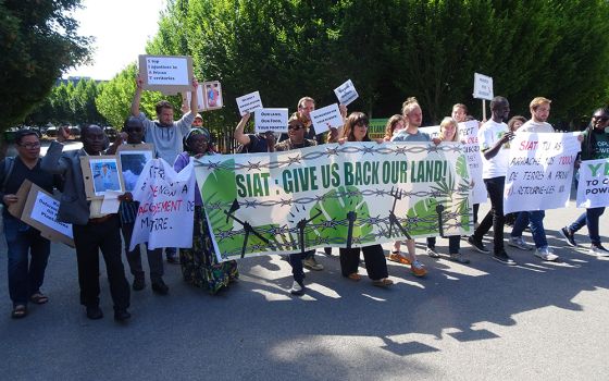 A delegation of communities from Ivory Coast, Ghana and Nigeria, accompanied by local and Belgian nongovernmental organizations, protested outside the headquarters of SIAT Group in Brussels. (CIDSE/Arnaud Ghys)