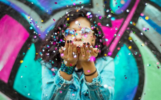 Confetti party (Unsplash/Hugo Ruiz)