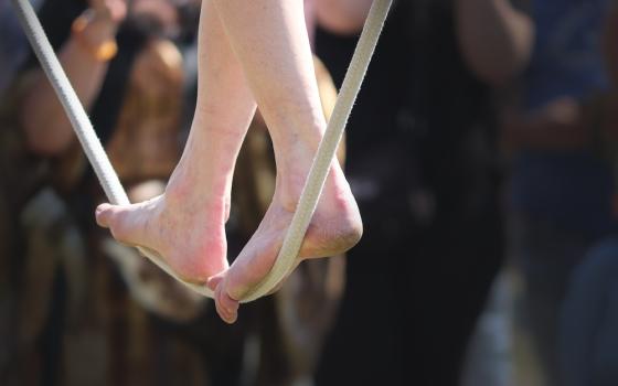 Photo of two bare feet walking on a rope (Pixabay/Manfred Richter)