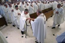 Miami Archbishop Thomas Wenski distributes Communion during Mass at St. Pius X Catholic Church during the U.S. Conference of Catholic Bishops' 2018 spring assembly in Fort Lauderdale, Florida. (CNS/Bob Roller)