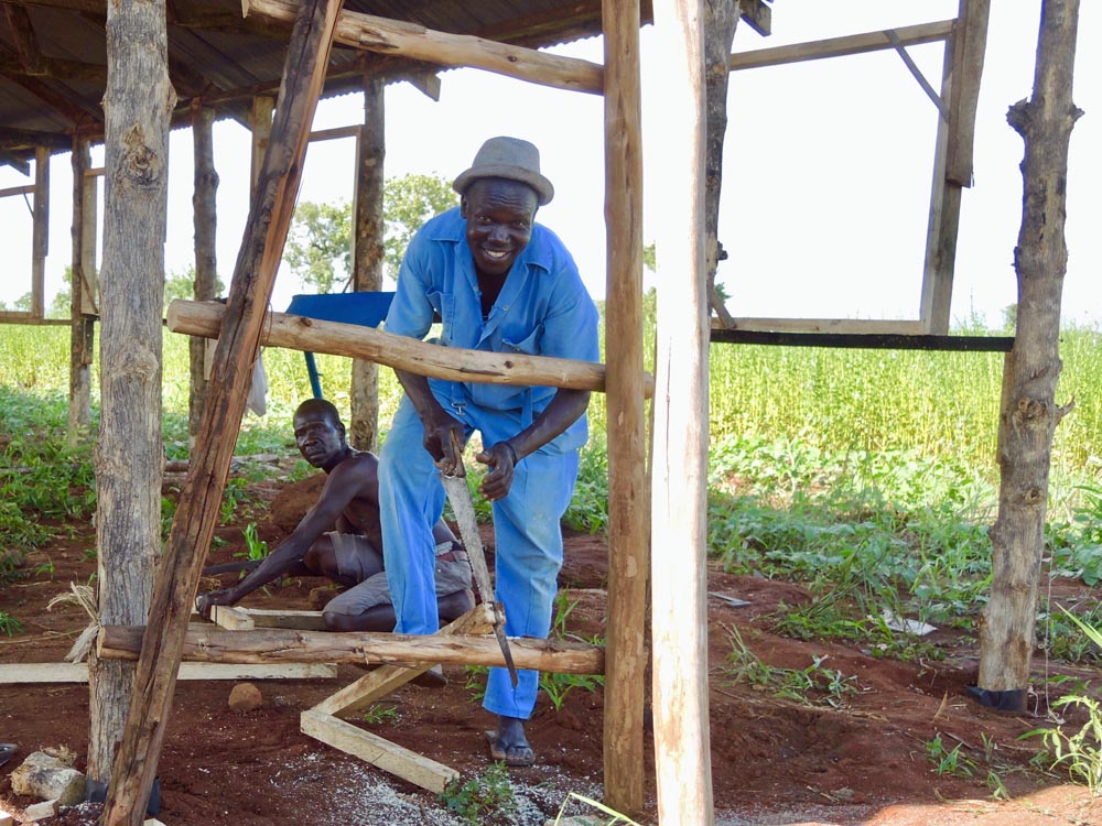 South Sudanese refugees in a settlement near Adjumani build an informal school with the financial support from the Charity Sisters of Jesus. 