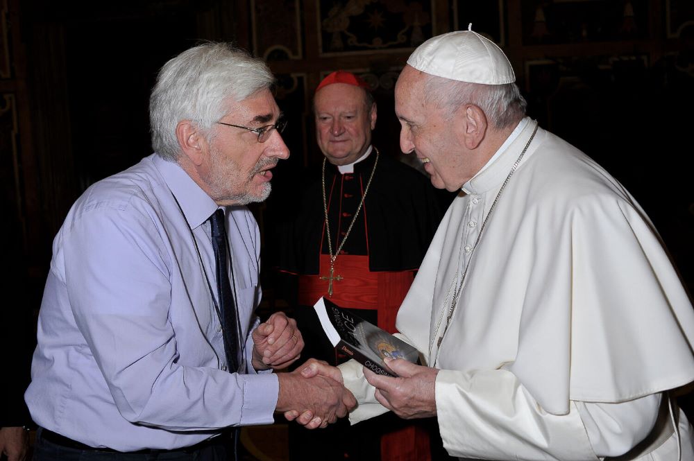 Ken Butigan meets Pope Francis.