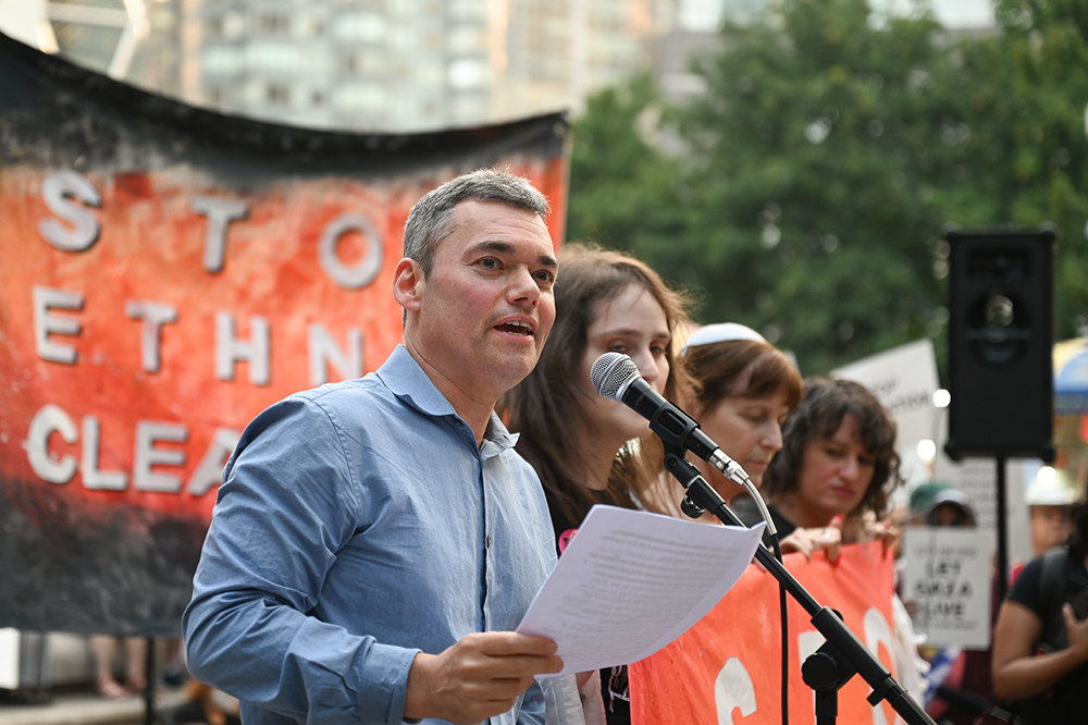 Peter Beinart speaks at a peace rally in New York City in August 2025. (Wikimedia Commons/Gili Getz)