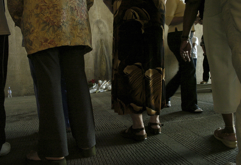 Onlookers at the site of an image some believe to represent the Virgin Mary in April 2005, days after it was first spotted. (Chicago Sun-Times file photo)