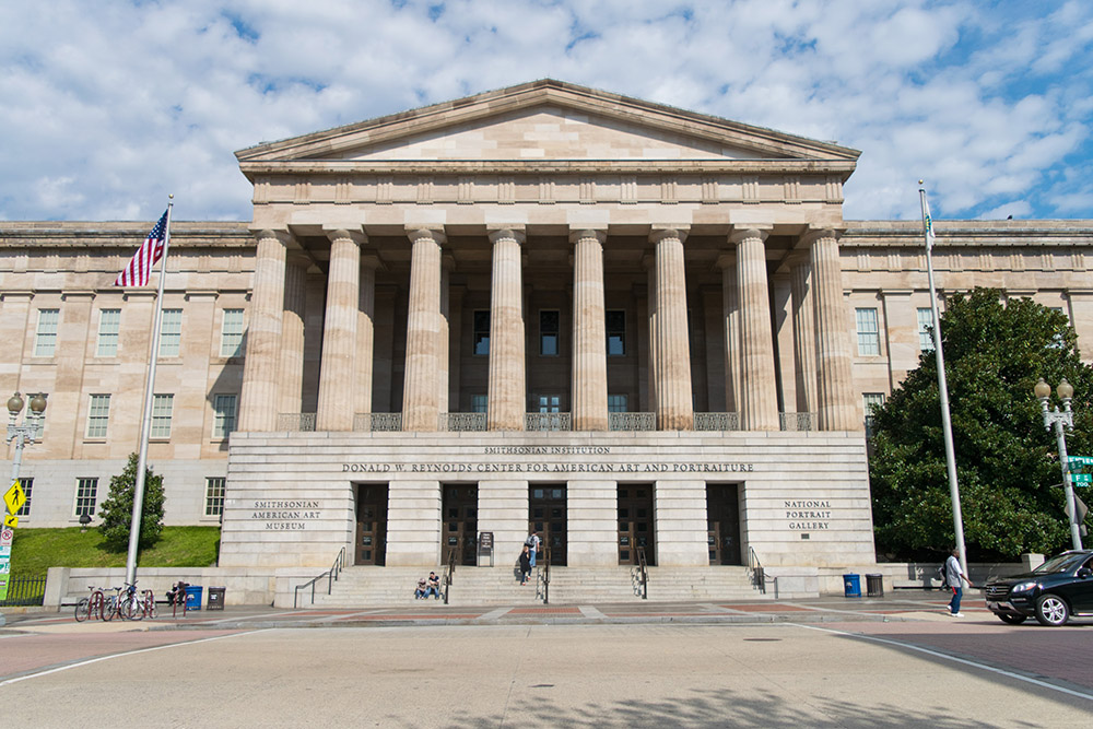 National Portrait Gallery which houses Rigoberto Gonzalez's "Refugees Crossing the Border Wall into South Texas." (Wikimedia Commons/Difference Engine)