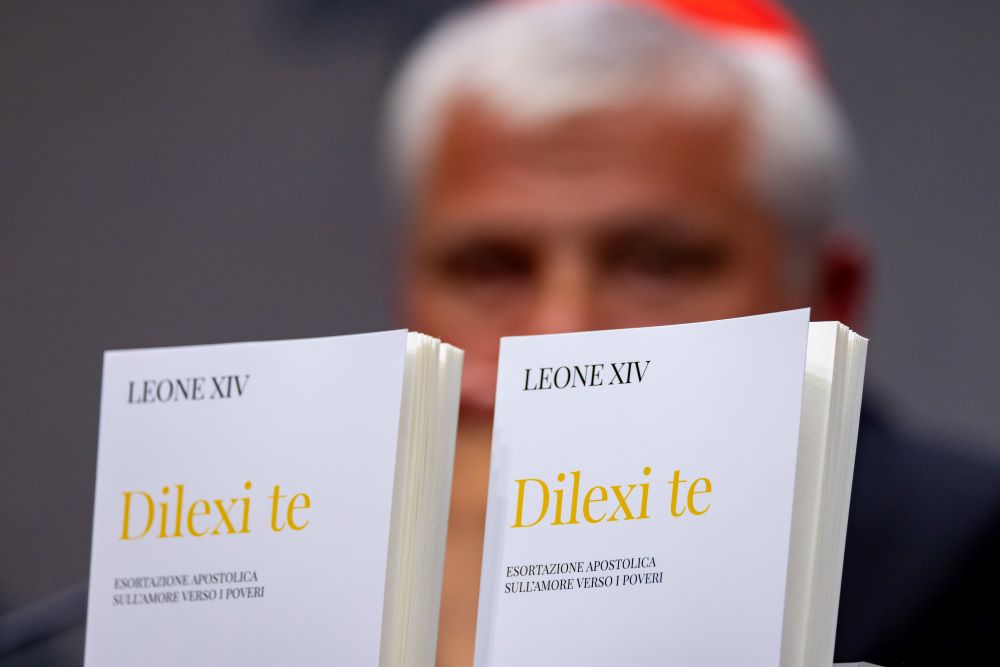 Copies of the Italian translation of "Dilexi Te"