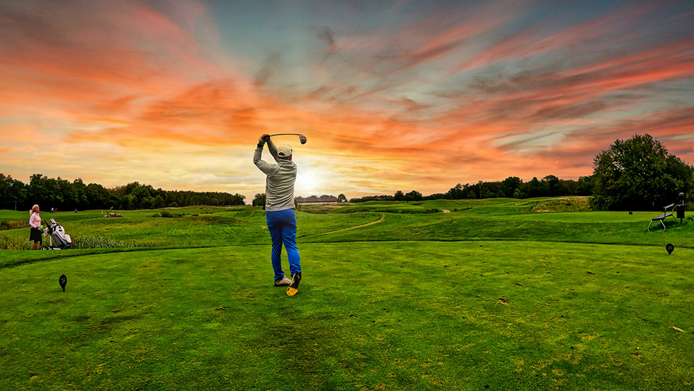 Golfing (Unsplash/Martin Magnemyr)