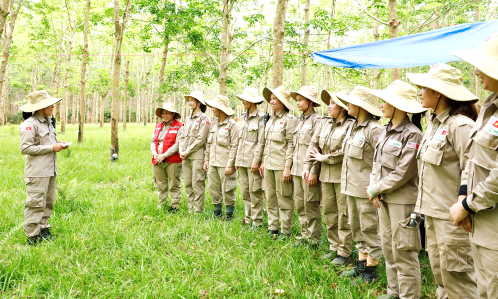  Female deminers are reminded about safety regulations before working on minefields in Quang Tri province on Sept. 17. (NCR photo)