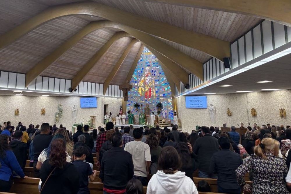 A full sanctuary at parish in suburban Chicago