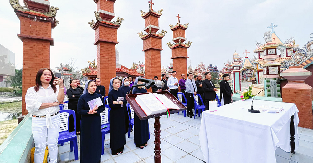 Daughters of Mary of the Immaculate Conception sisters join other people in prayer at An Bang Cemetery on Jan. 30, 2025, during the Lunar New Year celebration, offering gratitude for ancestors and hope for the year ahead. (Joachim Pham)