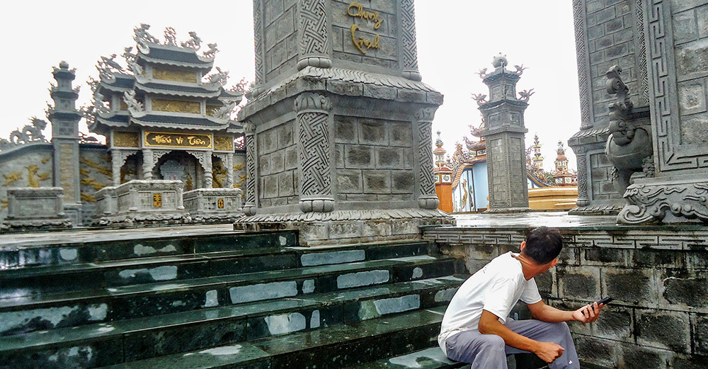 A caretaker tends a family mausoleum on Oct. 21, 2025. Such caretakers are often hired to keep the tombs clean and the offerings fresh throughout the year. (Joachim Pham)