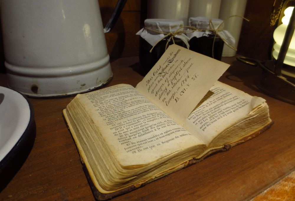 Un Libro de salmos utilizado por la Santa Madre Theodore Guerin se exhibe en su santuario el 6 de octubre de 2016, en la congregación de las Hermanas de la Providencia de St. Mary-of-the-Woods, Indiana. (Foto: CNS/Katie Breidenbach)