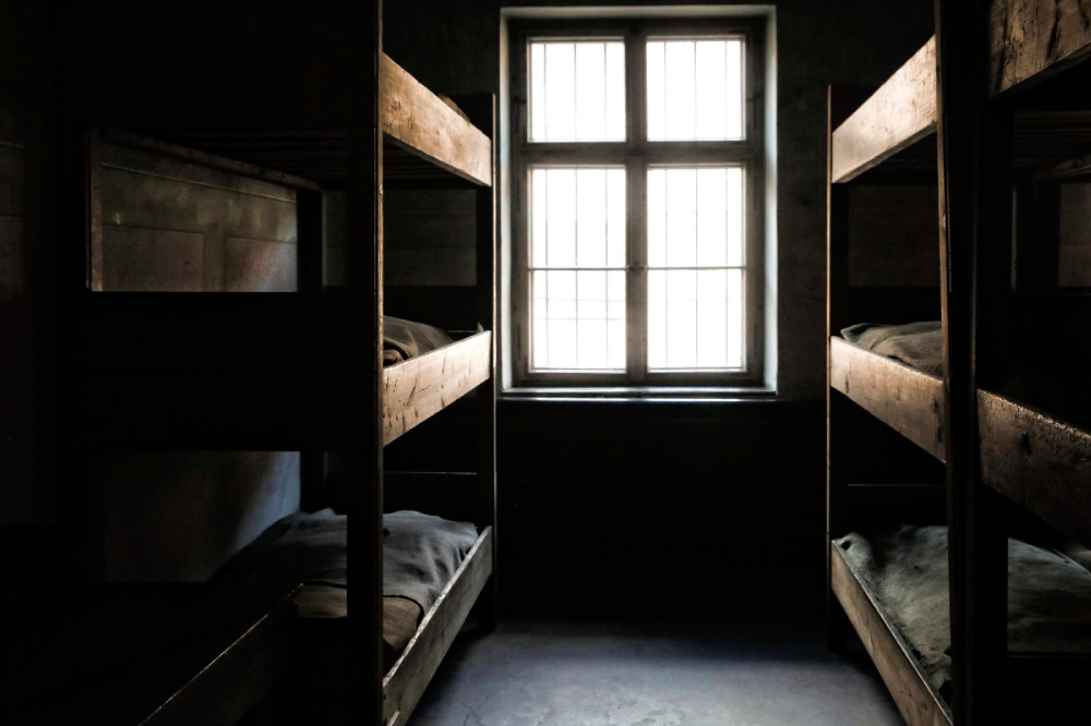 En esta fotografía de archivo tomada el 4 de septiembre de 2015 se ven literas en el Memorial y Museo Estatal de Auschwitz-Birkenau en Oswiecim, Polonia. (Foto: CNS/Nancy Wiechec)