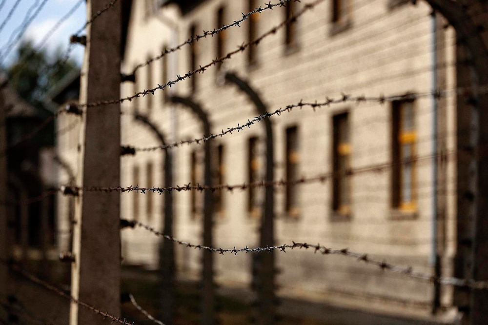 Líneas de alambradas de púas rodean el campo de exterminio nazi de Auschwitz-Birkenau, en Oswiecim, Polonia, en esta foto de archivo del 4 de septiembre de 2015. (Foto: CNS/Nancy Wiechec)