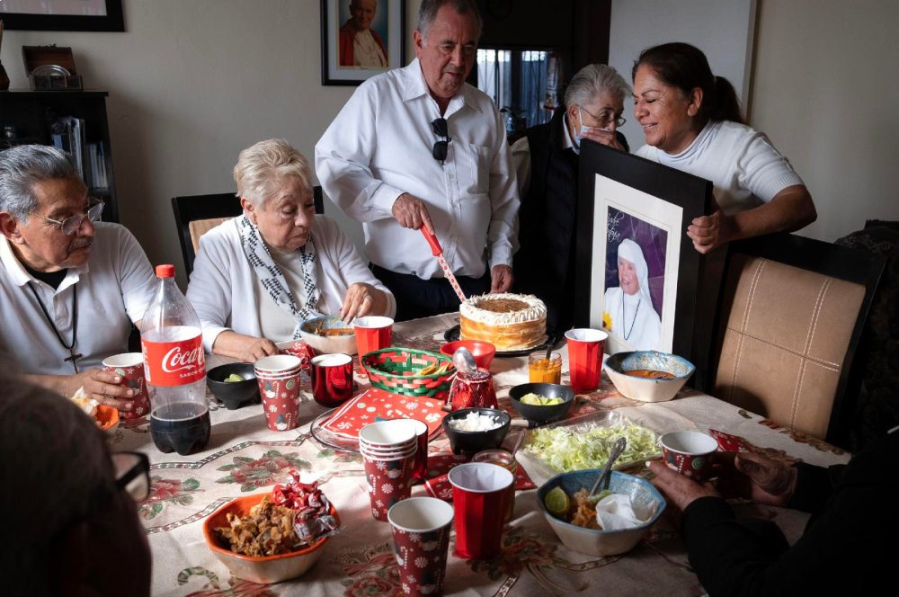 La gente celebra el cumpleaños de la madre Antonia Brenner, fundadora de las Siervas Eudistas de la Undécima Hora, en la Casa Campos de San Miguel, en Tijuana, México, el 1 de diciembre de 2025. Doce años después de su muerte, a los 86 años, los miembros de su comunidad religiosa están iniciando una campaña para canonizar a la Madre Antonia. (Foto: OSV/David Maung)