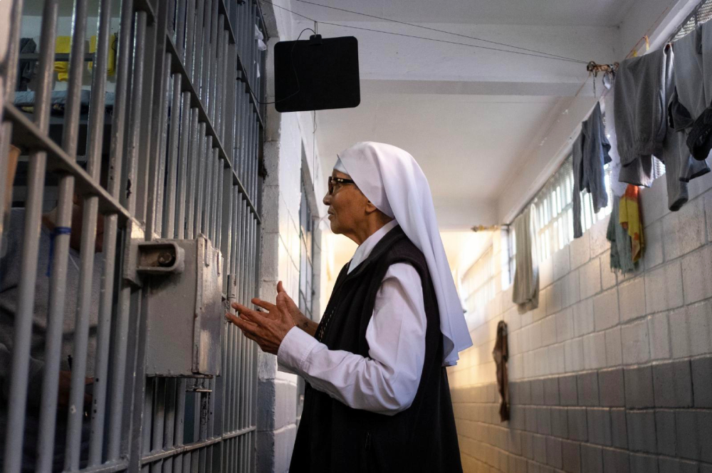 La hermana Nelida Molina, de las Siervas Eudistas de la Undécima Hora, conversa con los reclusos durante una visita a la Penitenciaría Estatal de La Mesa, el 1 de diciembre de 2025, en Tijuana, México. Más tarde, esa mañana, se celebró una misa con motivo del cumpleaños de la madre Antonia Brenner, fundadora de la orden, que realiza labores ministeriales y sociales en la prisión, además de trabajar con pacientes de cáncer y VIH/sida y con los pobres. (Foto: OSV News/David Maung)